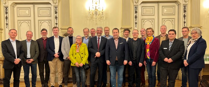 Minister Jung mit Mitgliedern der COVID-Koordinierungsgruppe