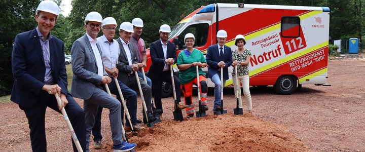 Zufriedene Gesichter beim Spatenstich