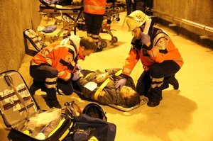 Patientenversorgung bei einer Übung in einem Autobahntunnel