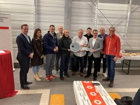 Von links: Timm Mathis (Geschäftsführer ZRF Saar), Nadine Backes (Bürgermeisterin St. Ingbert), Reinhold Jost (Innenminister Saarland), Udo Recktenwald (Verbandsvorsteher ZRF), Ingo Schmidt (Architekturbüro Bochem.Schmidt), Dirk Deckarm (Ret-tungswachenleiter), Maximilian Raber (Landtagsmitglied SPD), Frederic Klein (Geschäftsführer DRK KV St. Ingbert), Christian Groß (Geschäftsführer DRK Landesverband), Prof. Dr. Ulli Meyer (Oberbürgermeister St. Ingbert)