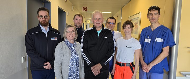 Von links: Timm Mathis Geschäftsführer ZRF Saar, Schreiders Ehefrau Ljudmila, Nachbar Mathias Kasper, Shahin Khoshkish, Oberarzt Klinikum SB, Notärztin Dr. Clara Braun sowie Dr. Axel Böcking, Oberarzt Klinikum SB