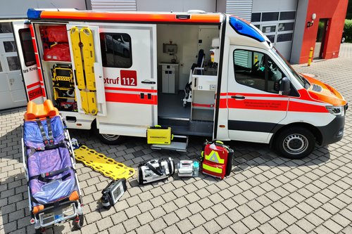 Rettungswagen mit Ausrüstung